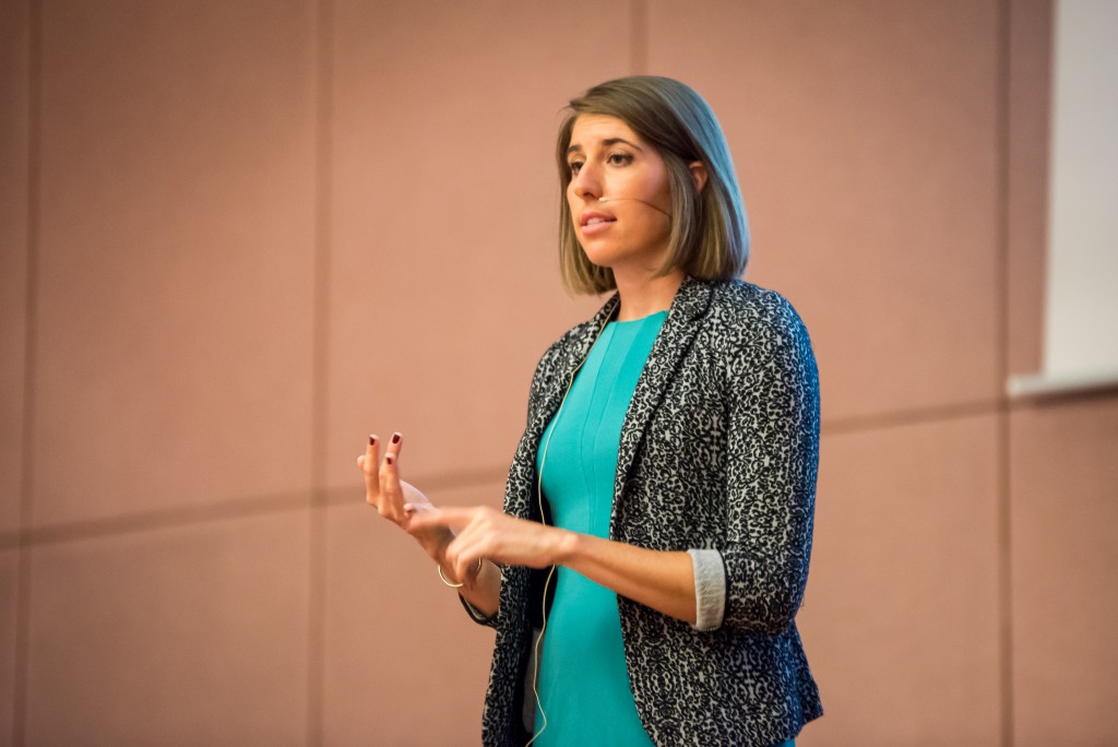 Caitlin Bigelow von Rokenbok spricht auf der WebVideoCon2016